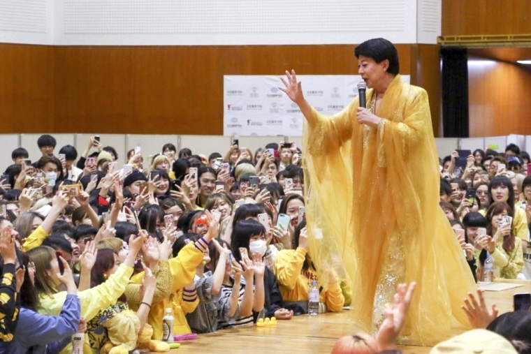 文化学園がドレスコード登校 美川憲一さんらゲストに | 繊研新聞