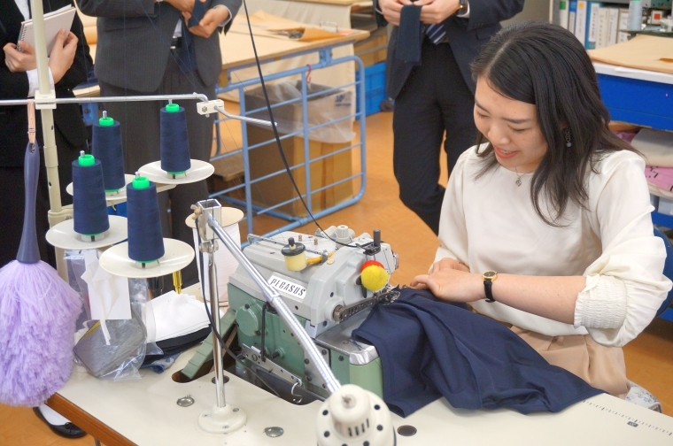若手記者が行く】縫製工場で服ができるまでを体験！ | 繊研新聞