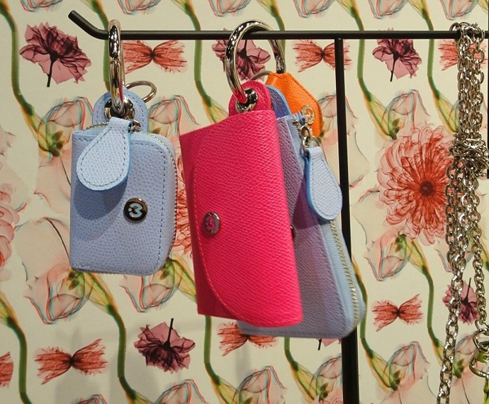 キーホルダー財布に注目 アクセ感覚でハンズフリー | 繊研新聞