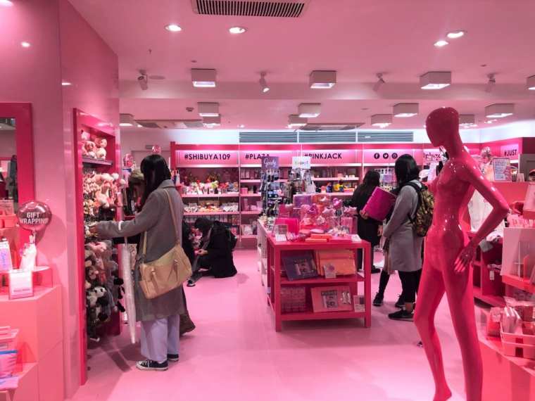 プラザの渋谷109店 全面ピンクの売り場で盛況 繊研新聞