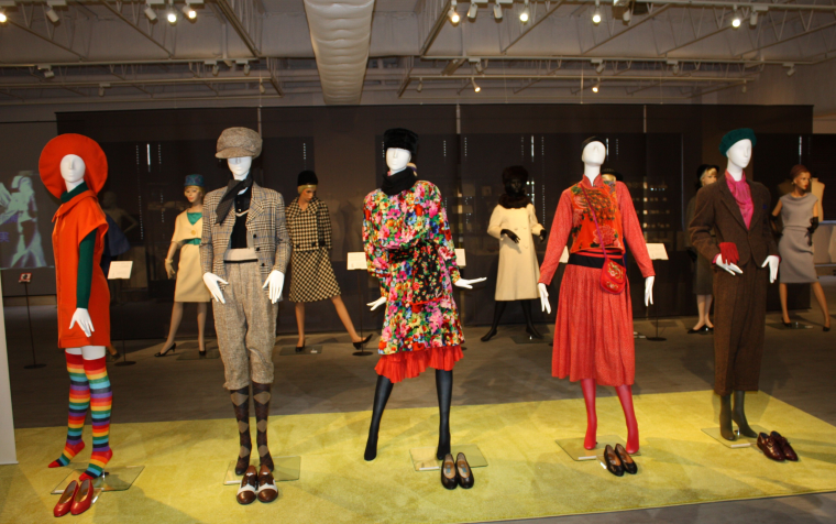 展示会　マネキン large_七彩_装苑賞展_本紙用.png