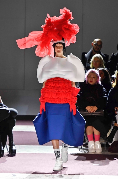 21年秋冬パリ コレクション コムデギャルソン 抽象化された服の概念が描く静寂 繊研新聞