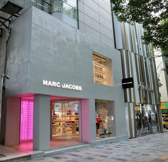 マーク・ジェイコブスが表参道に新旗艦店 若年層へアピール | 繊研新聞