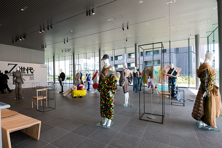 大阪文化服装学院が美術館で展覧会　FB業界の持続可能性、取り組みの進化を伝える