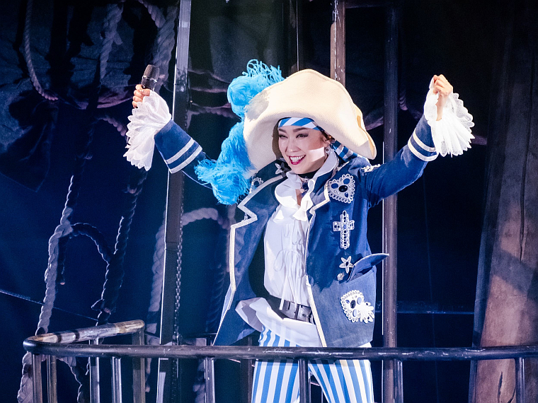 アナ・スイ ユーミン50周年ツアーの衣装を全てデザイン | 繊研新聞