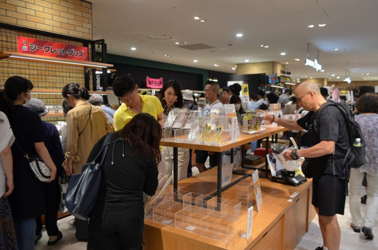 阪神タイガース18年ぶりのリーグ優勝 阪神梅田本店がセールで