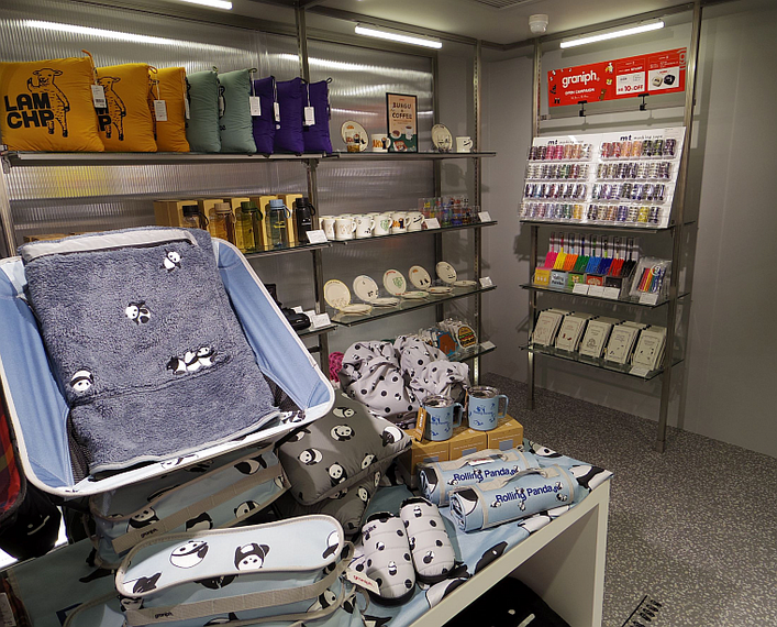 グラニフ 大阪・心斎橋筋に新コンセプトストア 限定アートの展示