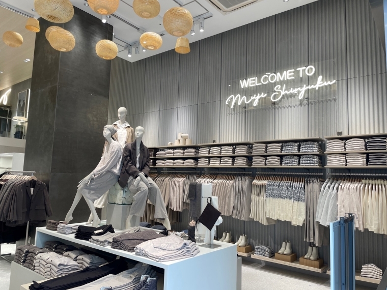 良品計画、「MUJI新宿」をリニューアル 初の衣服特化店舗に | 繊研新聞