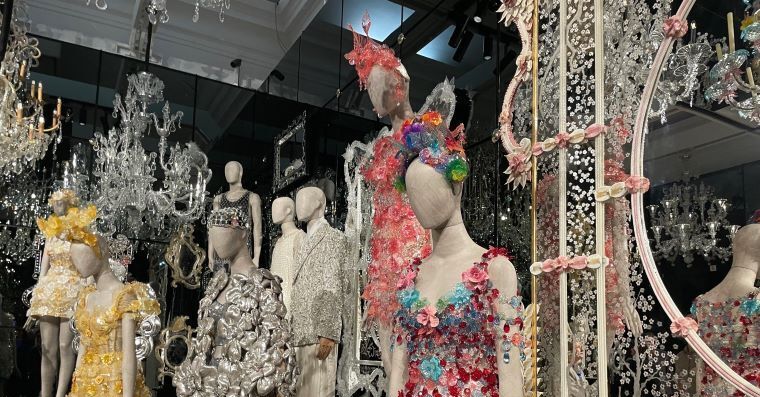 ミラノでドルチェ＆ガッバーナ展始まる イタリアへの愛と手仕事を