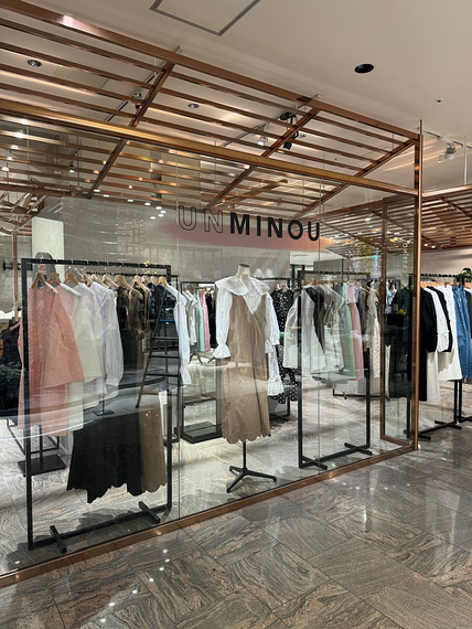 DtoCレディスブランド「アンミヌ」 自社ECと期間限定店で成長 | 繊研新聞