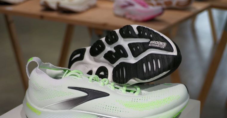 BROOKS ランニングシューズ 25cm 新品未使用 facebook_brooks.jpg