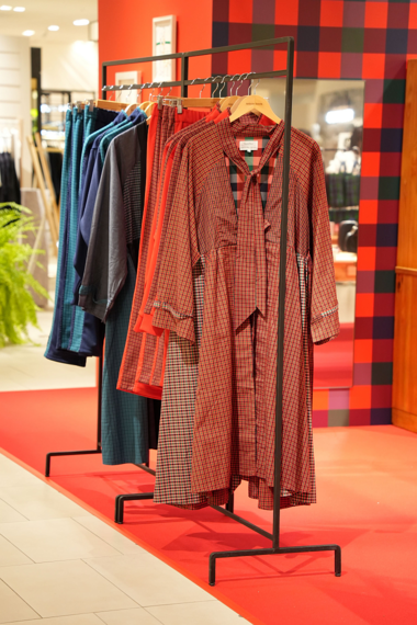 ファミリア 「ケイスケカンダ」と初の協業で大人服 阪急うめだ本店で