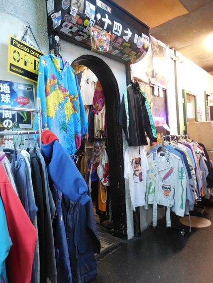 大阪アメ村の「古着屋十四才」 掘り出す楽しさを | 繊研新聞