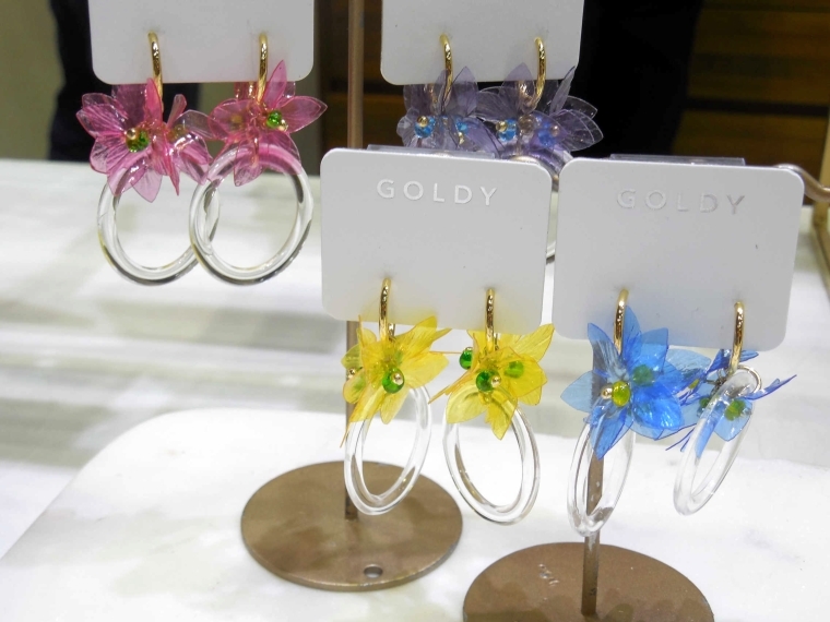 アクセサリー18年春夏トレンド 花×クリア素材が旬 | 繊研新聞