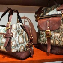 革をはじめ、ファスナーやバックルなどパーツ類までオリジナルデザインにこだわる「ヴァーミリオン」