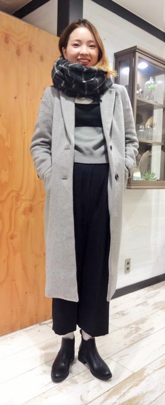 ローリーズファーム チェスターコート1万円、ニットトップ4000円、ワイドパンツ4500円、ストール2800円、ブーツ6000円