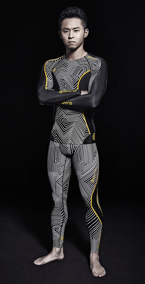 デザイナーのジェームス・ジラット・パドラドゥーン氏とのコラボモデルを着用する北島康介選手