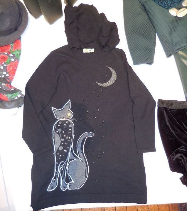 ユキコハナイ　キャット・ムーンを描いたスヌード付きチュニック6万5000円