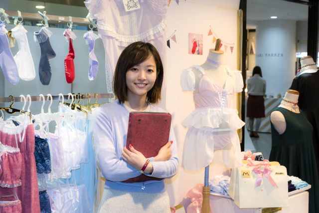 ラフォーレ原宿に出したフィーストの期間限定店で自ら接客もするハヤカワさん <p><br /></p>■９５年生まれ。１４年多摩美術大学入学、１年生で「フィースト」立ち上げ、自社のネット販売サイトを開設。１５年１月にウツワ設立。　