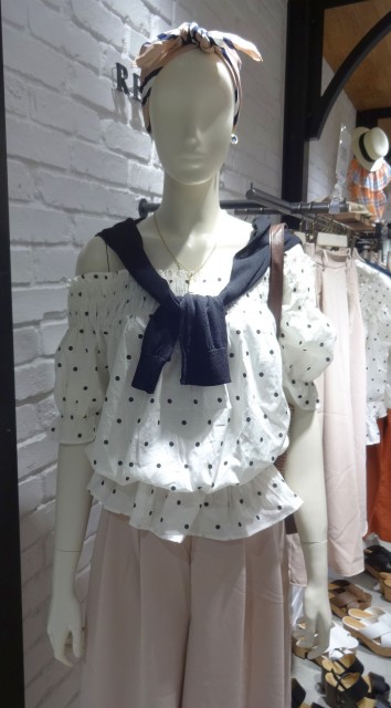 レトロガールのオフショルダーブラウス