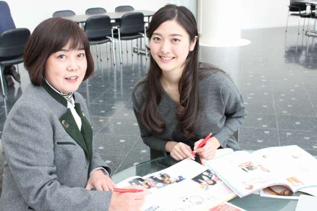 編集担当の小坂まゆみさん(左)と大野莉奈さん(右)