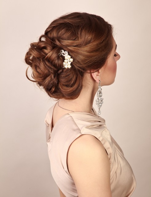 女性のアップヘアスタイル