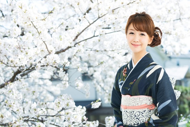 桜をバックにした着物女性